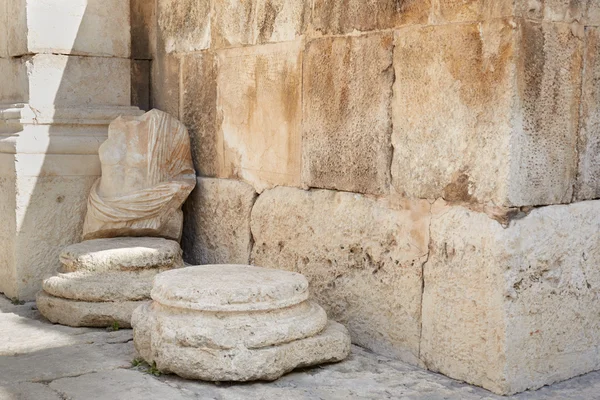 Römische Statue und antike Mauer — Stockfoto