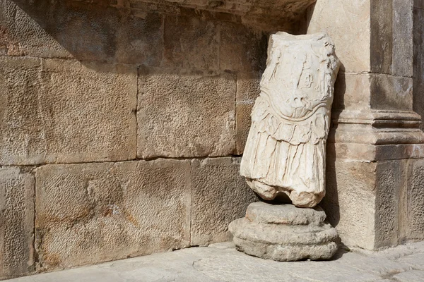 Estatua romana y antiguo fondo mural en Jordania — Foto de Stock