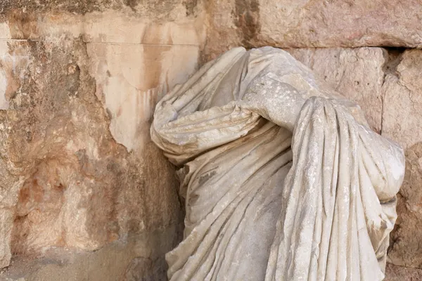 Estatua romana y antiguo fondo mural en Ammán, Jordania — Foto de Stock