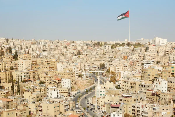 Amman vista sulla città con grande bandiera giordana e pennone — Foto Stock