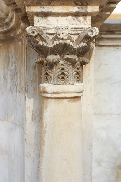 Corinthian column and capital in roman theatre — Stock Photo, Image