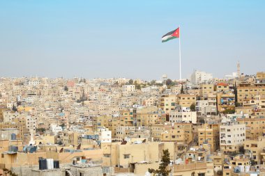 큰 요르단 국기 및 깃대 암만 시티 뷰