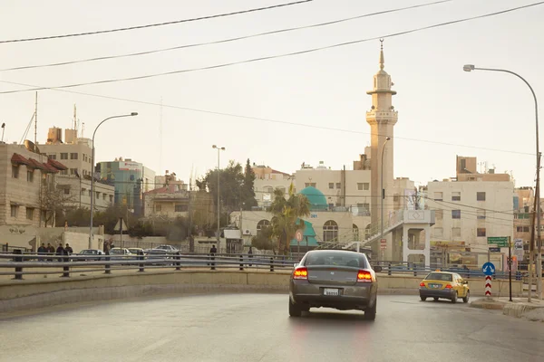Straße mit Minarett am frühen Morgen in Amman, Jordanien — Stockfoto