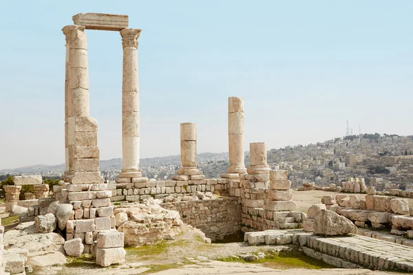 Templo de Hércules en Ammán con vista a la ciudad, Jordania — Foto de Stock
