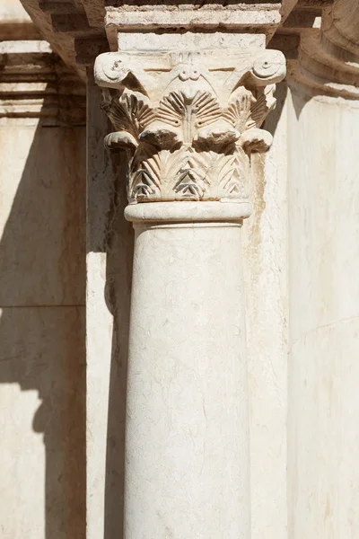 Corinthian column and capital — Stock Photo, Image