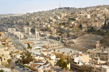 Roma Tiyatrosu ve şehir görünümü Amman, Ürdün
