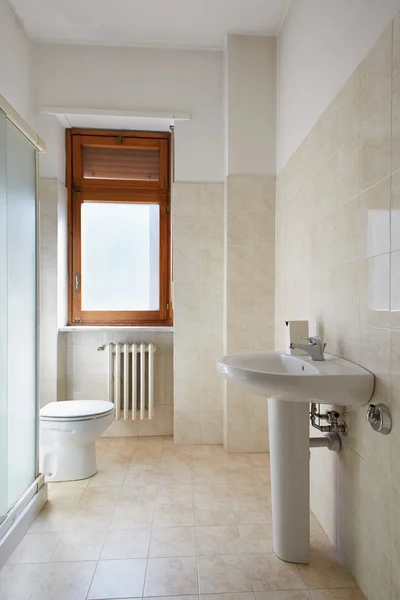 Простая ванная комната в обычной квартире — стоковое фото