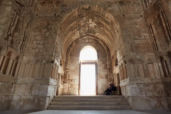 Интерьер дворца Омейядов с охраной в Аммане — стоковое фото