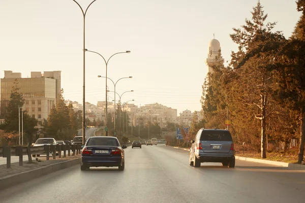 Rue avec des voitures tôt le matin à Amman, Jordanie — Photo