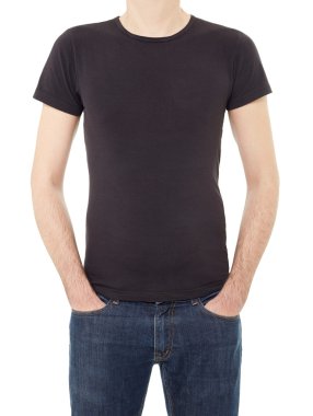 adamın elleri ceplerinde siyah t-shirt