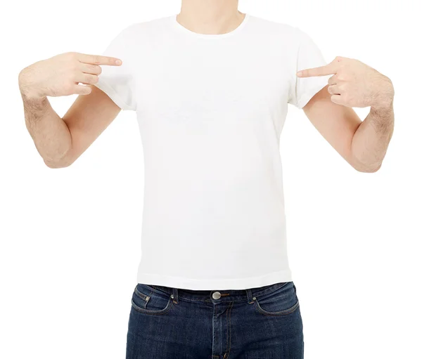 Мужчина указывает на белую футболку — стоковое фото