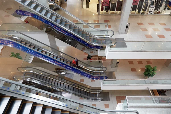 Střední východ mall interiéry s lidmi v Ammánu — Stock fotografie