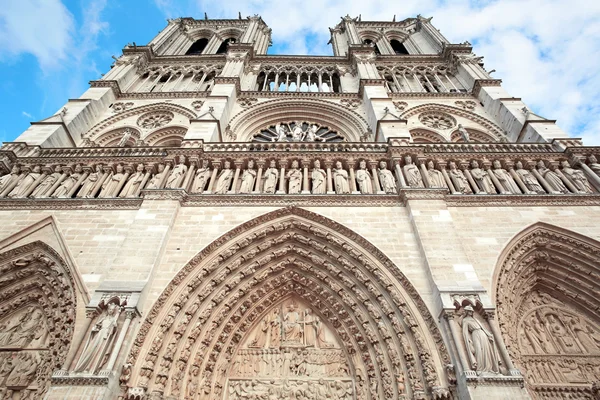 Facciata della cattedrale di Notre Dame de Paris, cielo blu — Foto Stock