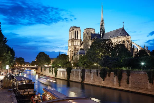 Notre Dame de Paris la nuit avec vue sur la rivière — Photo