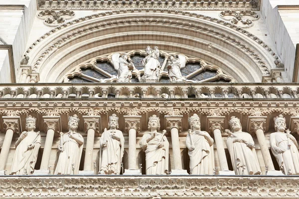 Fachada catedral de Notre Dame de Paris con estatuas — Foto de Stock