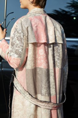 MİLAN, İTALYA 24 Eylül 2021: Tod 'un defilesinden önce bej ve pembe paltolu kadın, Milan Moda Haftası tarzı