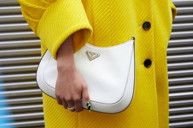 MİLAN, İTALYA 24 Eylül 2021: Prada defilesinden önce beyaz deri çantalı ve sarı ceketli kadın, Milan Moda Haftası tarzı