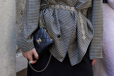 MİLAN, İTALYA 24 Eylül 2021: Siyah deri çantalı ve kareli ceketli kadın Prada defilesinden önce, Milan Moda Haftası tarzı