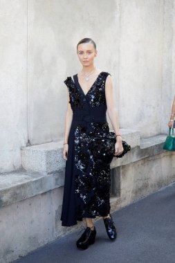 MİLAN, İtalya - 24 Eylül 2021 Prada defilesinden önce siyah pullu elbisesi olan Nataly Osmann, Milano Moda Haftası tarzı