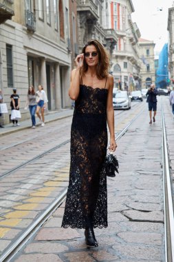 MILAN, İtalya - 25 Eylül 2021: siyah dantelli elbise ve güneş gözlüklü Chiara Baschetti Ermanno Scervino moda defilesi, Milan Moda Haftası tarzı