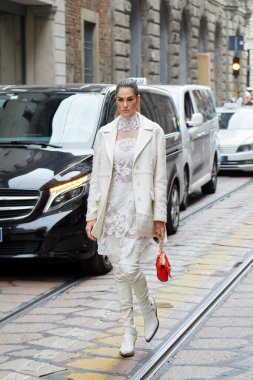 MILAN, İtalya - 25 Eylül 2021: Ermanno Scervino defilesinden önce beyaz ceket, dantel gömlek ve turuncu çantalı Francesca Sofia Novello, Milan Moda Haftası tarzı