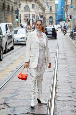 MILAN, İtalya - 25 Eylül 2021: Ermanno Scervino defilesinden önce beyaz ceket, dantel gömlek ve turuncu çantalı Francesca Sofia Novello, Milan Moda Haftası tarzı