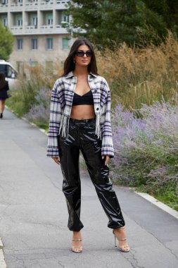 MILAN, İtalya - 25 Eylül 2021: MSGM moda defilesinden önce siyah, parlak plastik pantolonlu ve açık kareli gömlekli Elisa Maino, Milano Moda Haftası tarzı