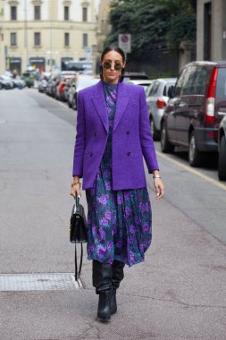 MILAN, İtalya - 25 EPTEMBER 2021: Mor ceketli ve çiçekli elbisesi olan Elisa Taviti Salvatore Ferragamo defilesinden önce, Milan Moda Haftası tarzı