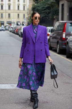 MILAN, İtalya - 25 EPTEMBER 2021: Mor ceketli ve çiçekli elbisesi olan Elisa Taviti Salvatore Ferragamo defilesinden önce, Milan Moda Haftası tarzı