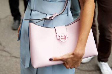 MILAN, İtalya - 25 EPTEMBER 2021 Salvatore Ferragamo defilesinden önce açık mavi deri kolsuz elbise ve pembe Ferragamo çanta ile Alexandra Pereira, Milan Moda Haftası tarzı