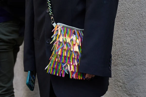 Milão Itália Setembro 2021 Mulher Com Bolsa Com Franjas Amarelas — Fotografia de Stock