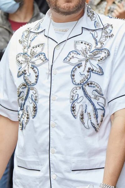 意大利米兰 2021年9月25日 在米兰时装周时装秀前 身穿白衬衫 头戴花纹图案 头戴珠子和珠子的男人 — 图库照片