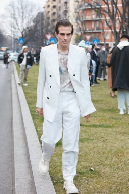 MİLAN, İtalya - 24 Şubat 2022: Carlo Sestini, Emporio Armani defilesinden önce beyaz ceketli ve pantolonlu, Milan Moda Haftası tarzı