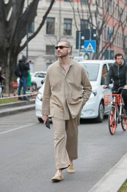 MİLAN, İTALYA - 24 Şubat 2022: Emporio Armani defilesinden önce, ceketli ve pantolonlu bir adam, Milan Moda Haftası tarzı
