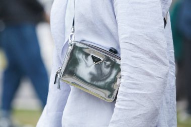 MILAN, İtalya - 24 Şubat 2022: Emporio Armani defilesinden önce gümüş metalik Prada çantalı adam, Milan Moda Haftası tarzı
