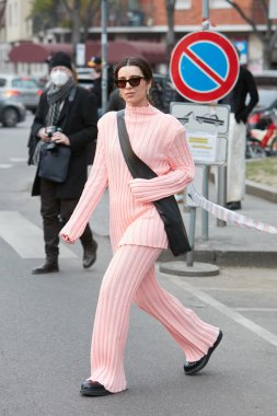 MILAN, İtalya - 24 Şubat 2022: Emporio Armani defilesinden önce pembe yün gömlekli, pantolonlu ve kahverengi güneş gözlüklü kadın, Milan Moda Haftası tarzı