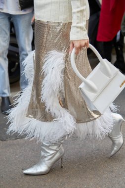 MİLAN, İTALYA - 24 Şubat 2022: Beyaz deri çantalı ve gümüş tüylü kadın Genny defilesinden önce, Milan Moda Haftası tarzı