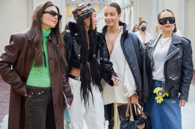 MİLAN, İTALYA - 24 Şubat 2022 Genny moda şovundan sonraki konuklar, Milan Moda Haftası tarzı