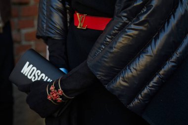 MILAN, İtalya - 23 Şubat 2022: Fendi moda defilesinden önce Moschino çantalı ve kırmızı derili Louis Vuitton kemerli adam, Milan Moda Haftası tarzı