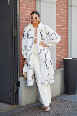 MILAN, İTALYA - 23 Şubat 2022: Fendi moda defilesinden önce siyah siluetli ve beyaz pantolonlu kadın, Milan Moda Haftası tarzı