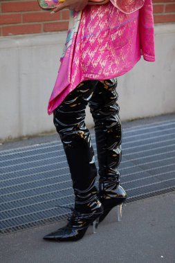 MİLAN, İTALYA - 23 Şubat 2022: Fendi defilesinden önce yüksek topuklu ayakkabı ve pembe renkli elbisesi olan kadın, Milan Moda Haftası tarzı