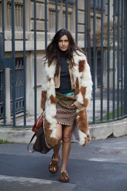 MILAN, İtalya - 23 Şubat 2022: Alberta Ferretti moda defilesinden önce kahverengi ve beyaz yün ceketli Chiara Totire, Milan Moda Haftası tarzı