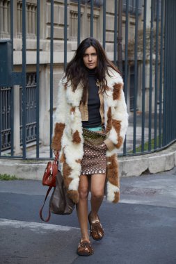 MILAN, İtalya - 23 Şubat 2022: Alberta Ferretti moda defilesinden önce kahverengi ve beyaz yün ceketli Chiara Totire, Milan Moda Haftası tarzı