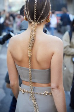 MILAN, İtalya - 23 Şubat 2022: Karina Nigay Alberta Ferretti moda defilesinden önce altın zincirli saç süslemesi, Milan Moda Haftası tarzı