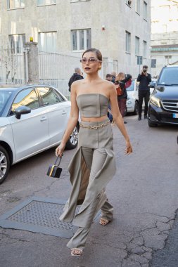 MİLAN, İTALYA 23 Şubat 2022: gri pantolonlu ve Alberta Ferretti moda defilesinden önce üstte olan Karina Nigay, Milano Moda Haftası tarzı
