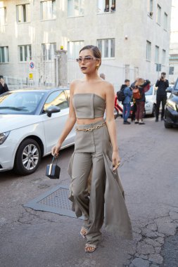 MİLAN, İTALYA 23 Şubat 2022: gri pantolonlu ve Alberta Ferretti moda defilesinden önce üstte olan Karina Nigay, Milano Moda Haftası tarzı