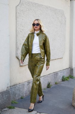 MILAN, İtalya - 23 Şubat 2022: Candela Pelizza yeşil yılan derisi ceketli ve pantolonlu Alberta Ferretti moda defilesi, Milan Moda Haftası tarzı