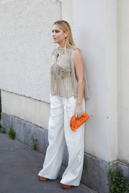 MILAN, İtalya - 23 Şubat 2022: Valentina Ferragni beyaz pantolonlu ve bej gömlekli Alberta Ferretti defilesinden önce, Milan Moda Haftası