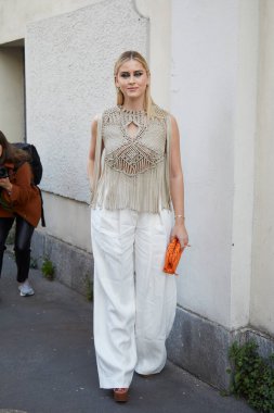 MILAN, İtalya - 23 Şubat 2022: Valentina Ferragni beyaz pantolonlu ve bej gömlekli Alberta Ferretti defilesinden önce, Milan Moda Haftası