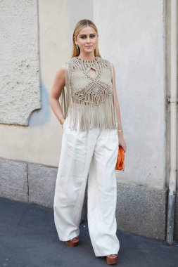 MILAN, İtalya - 23 Şubat 2022: Valentina Ferragni beyaz pantolonlu ve bej gömlekli Alberta Ferretti defilesinden önce, Milan Moda Haftası